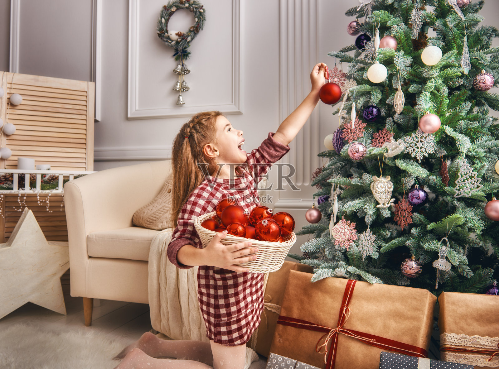 女孩正在装饰圣诞树照片摄影图片