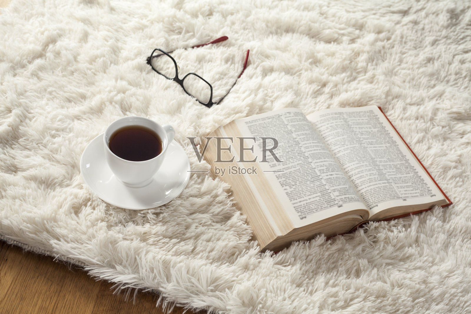 在地毯上喝着咖啡看书照片摄影图片