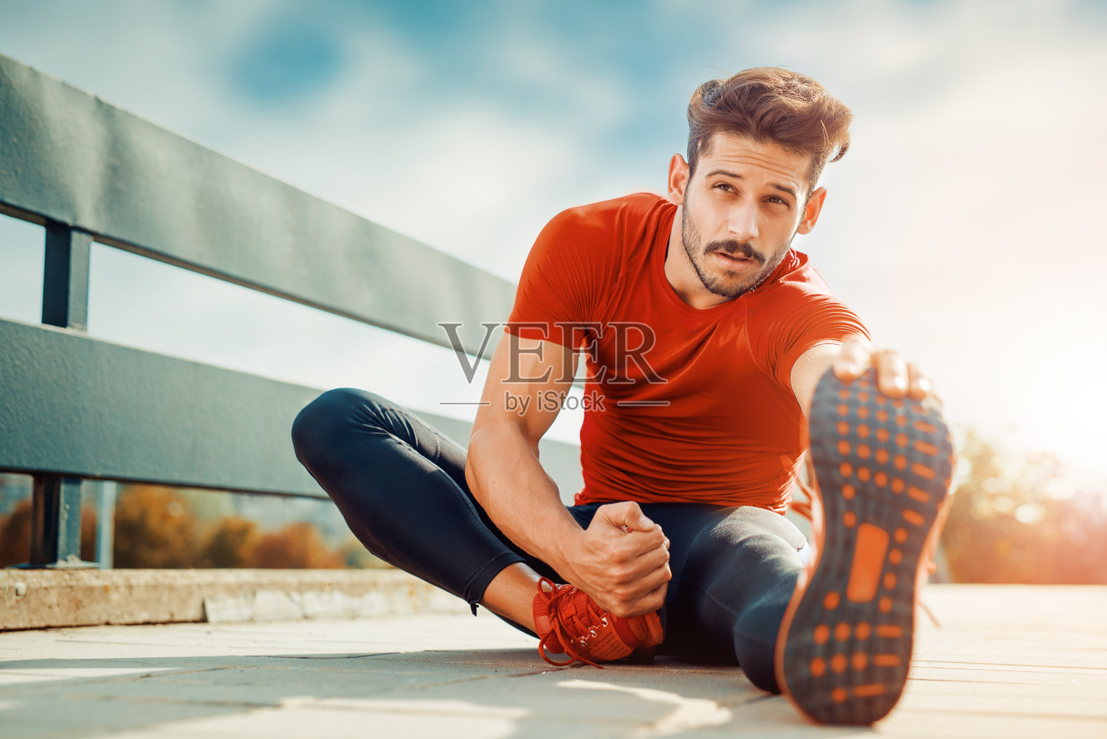 一个健身男子做伸展运动的肖像照片摄影图片