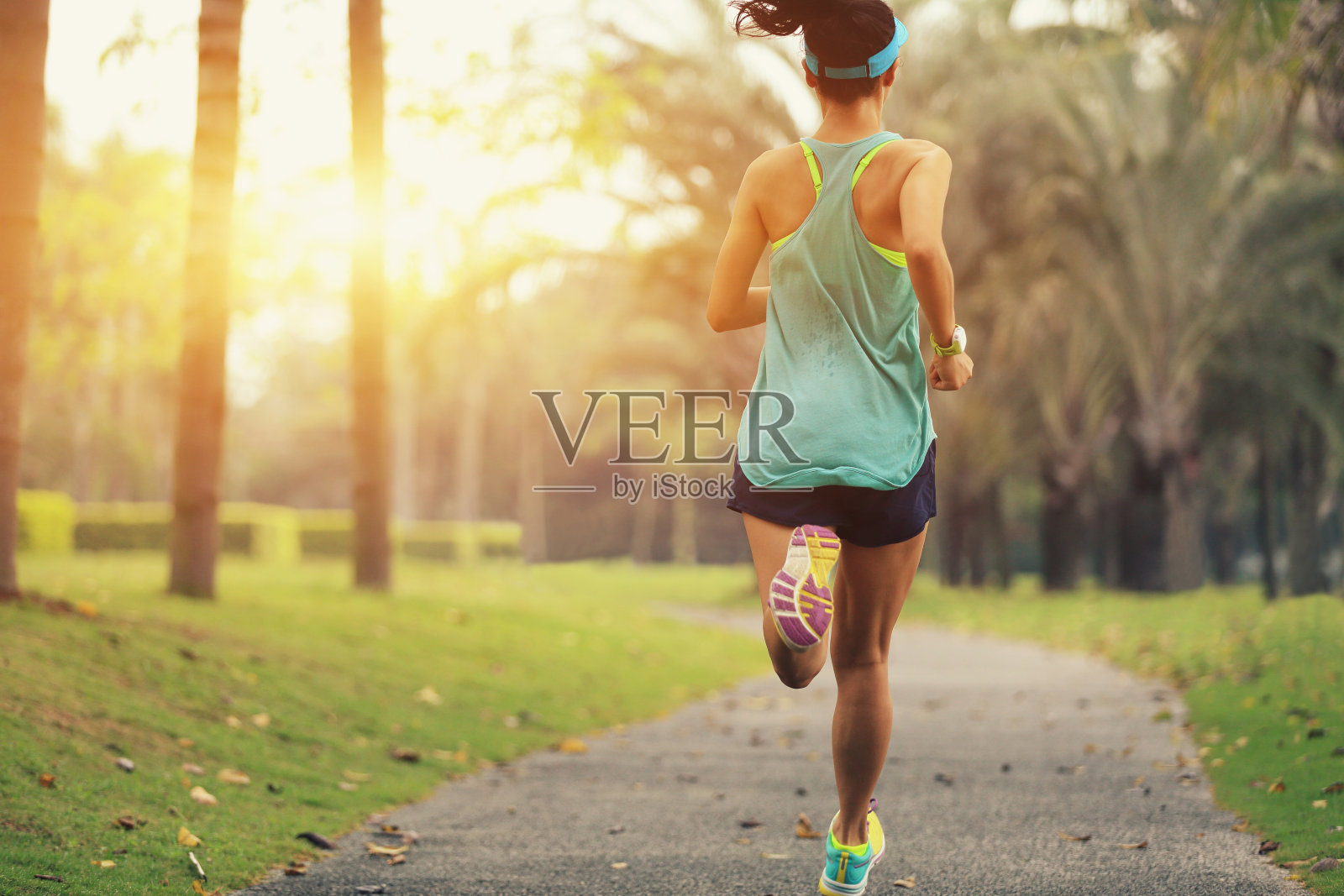 健康的生活方式年轻的运动亚洲女人在热带公园跑步照片摄影图片