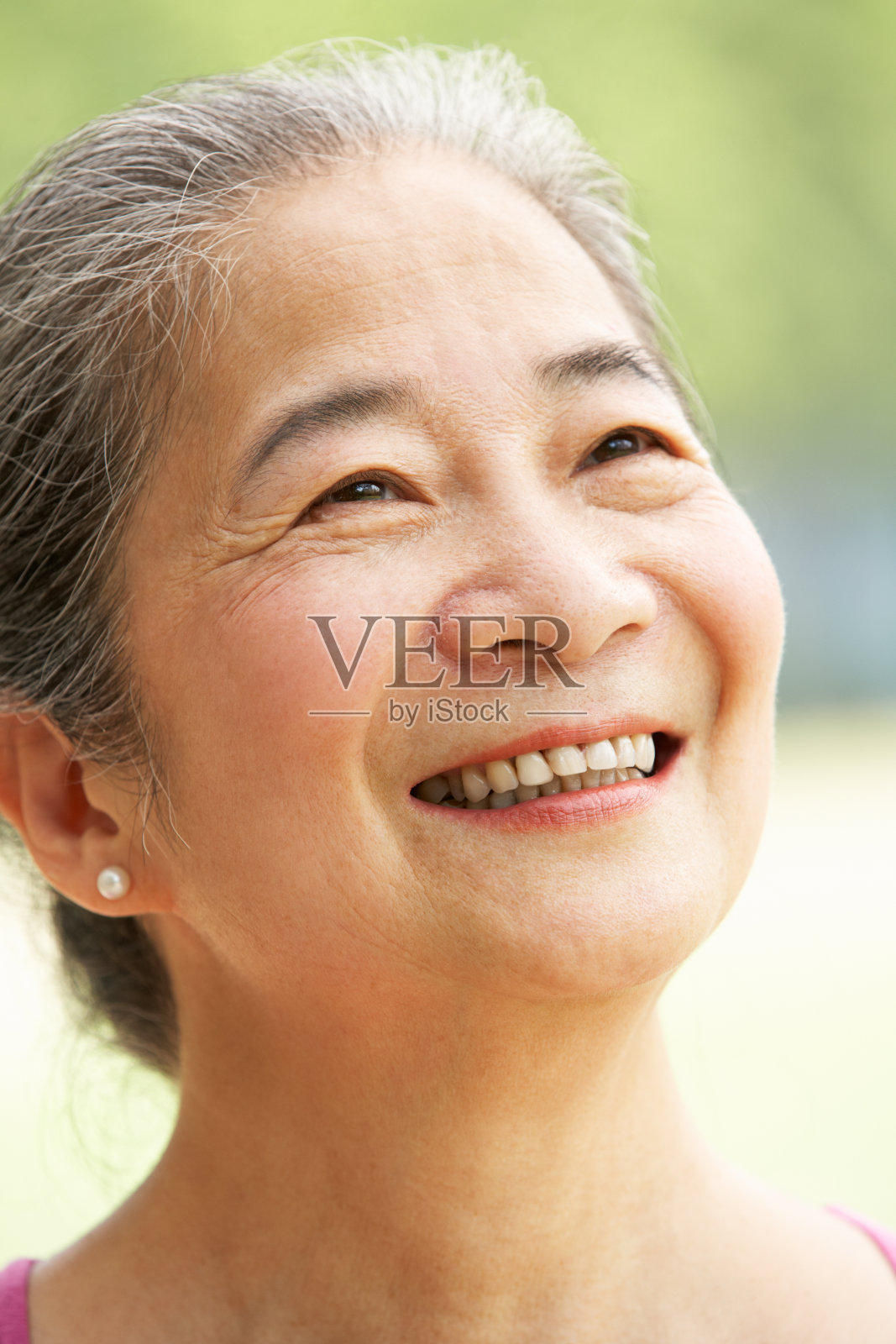 迷人的中国老女人的头和肩膀肖像照片摄影图片
