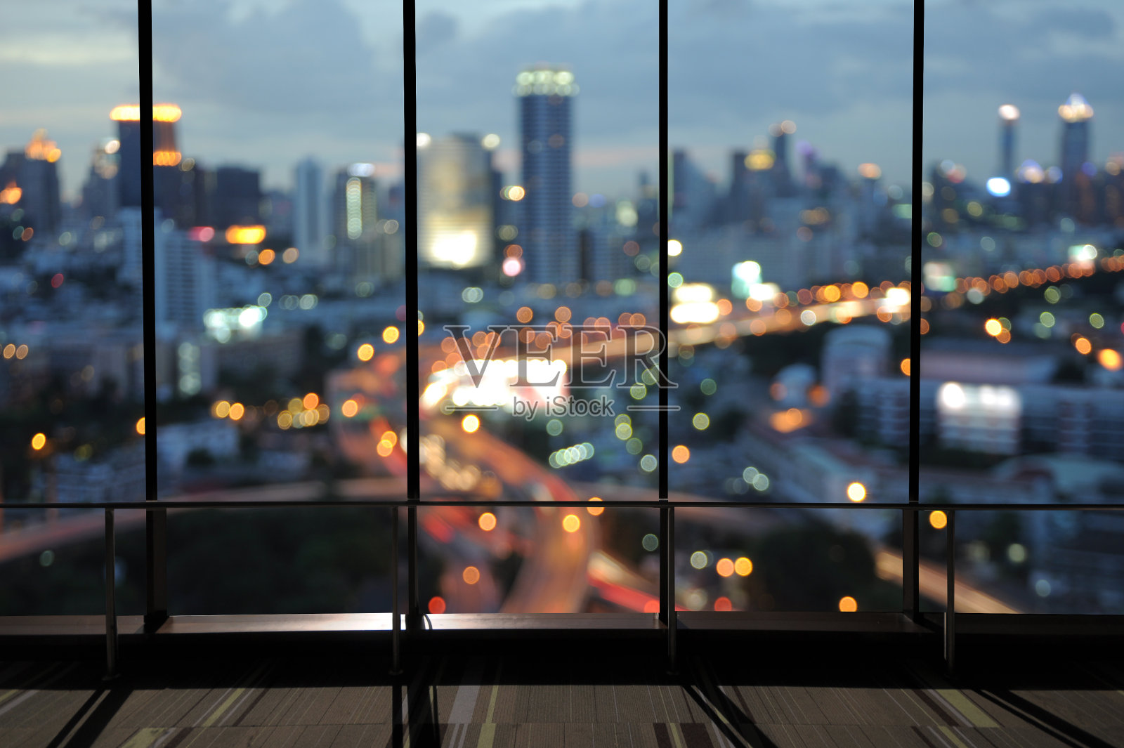 从办公室窗户看到的城市夜景。照片摄影图片
