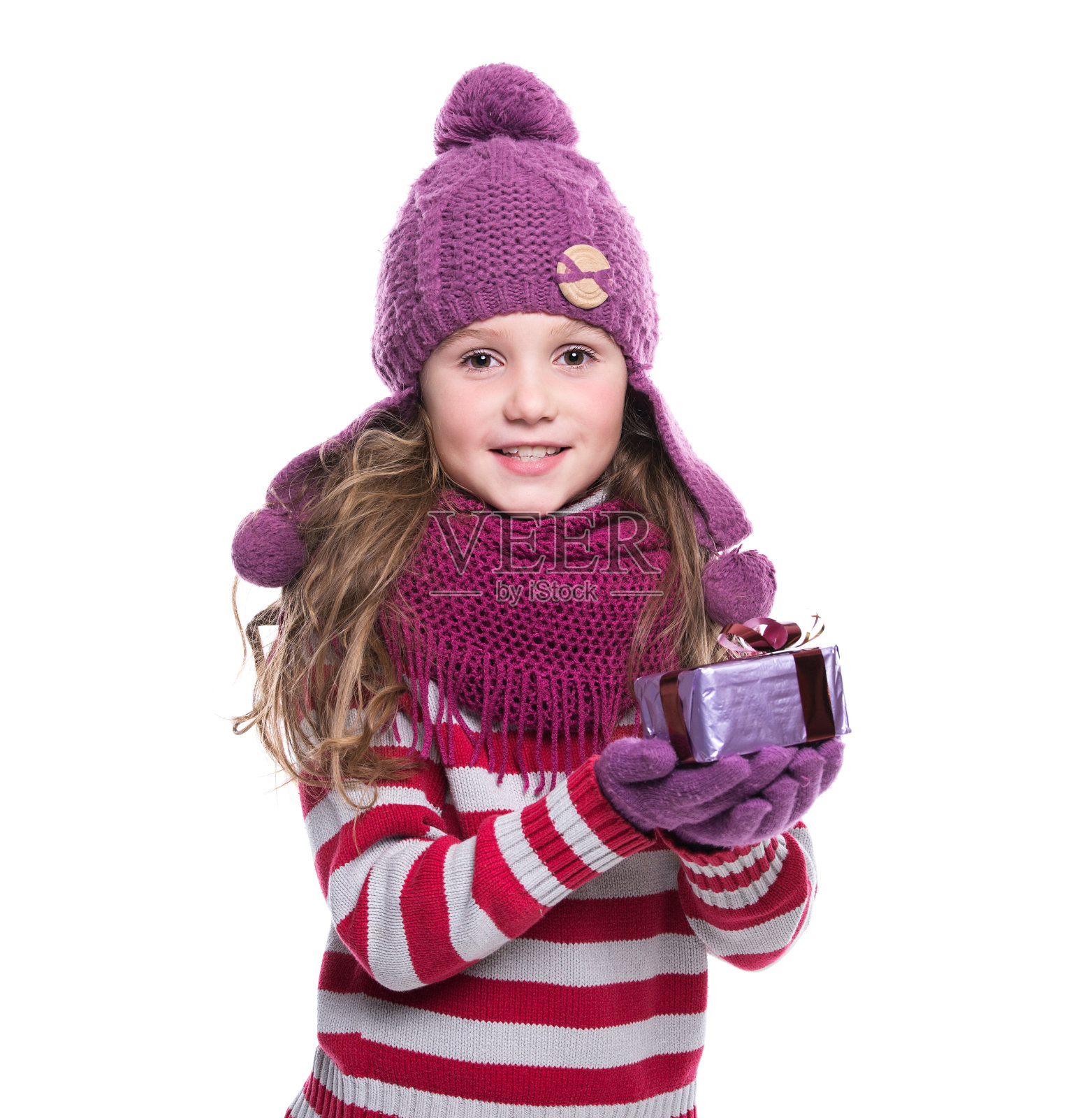 可爱的微笑小女孩穿着冬天的衣服。照片摄影图片