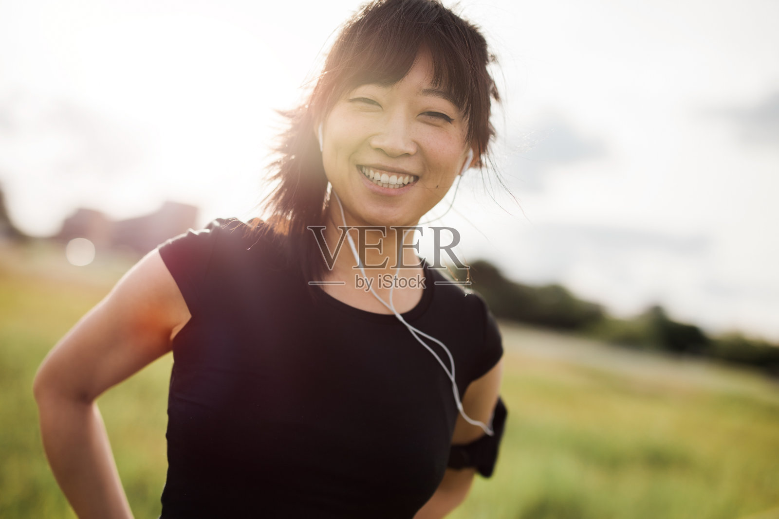 快乐的女性站在户外跑步和微笑照片摄影图片