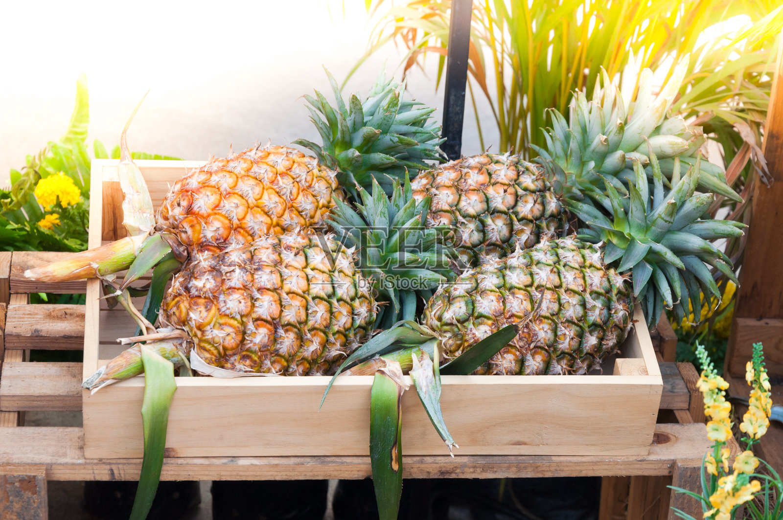 新鲜的木盒菠萝，街道市场照片摄影图片