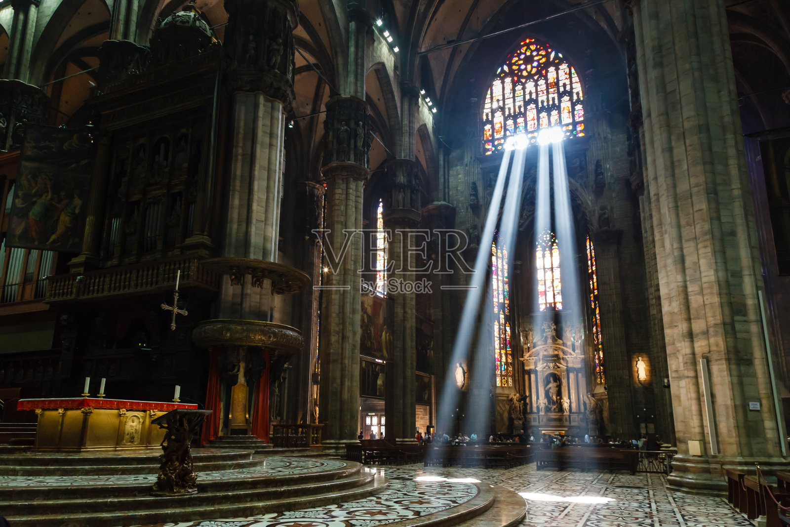 意大利米兰大教堂内明亮的光束照片摄影图片