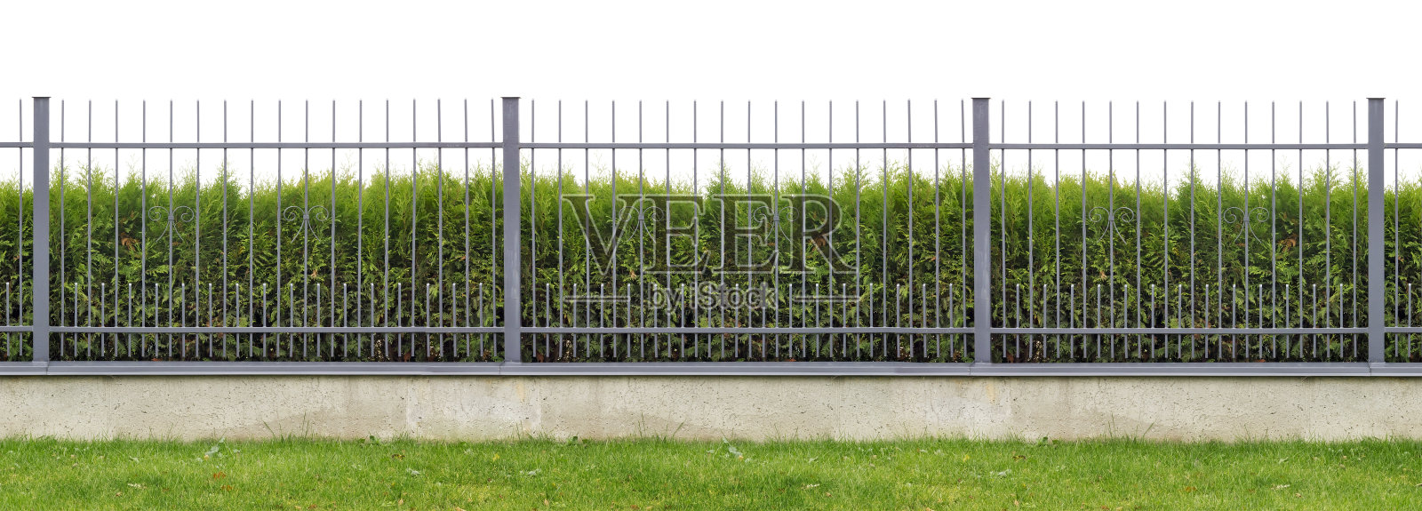 金属村大规模生产长灰色栅栏隔离全景拼贴。篱笆后面长着常青树树篱。照片摄影图片