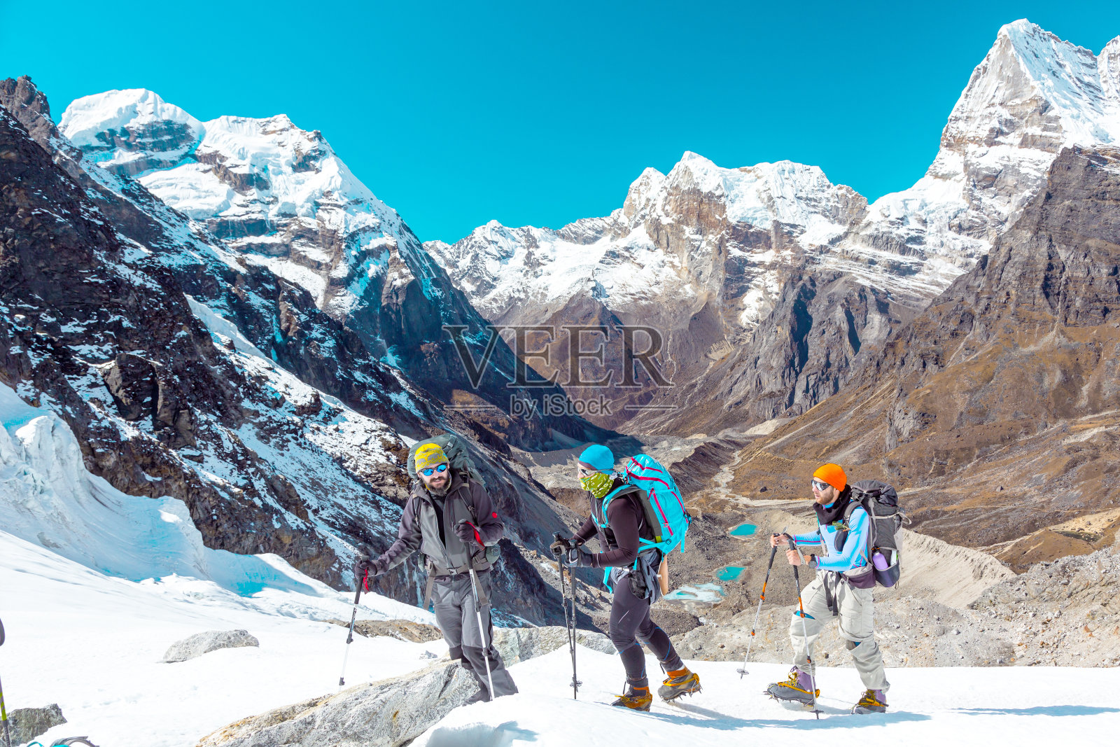 一群穿越冰川的山地徒步旅行者照片摄影图片