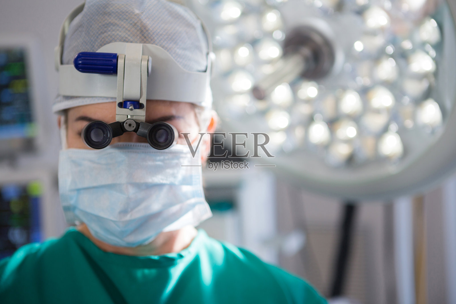 外科医生戴手术放大镜的特写照片摄影图片