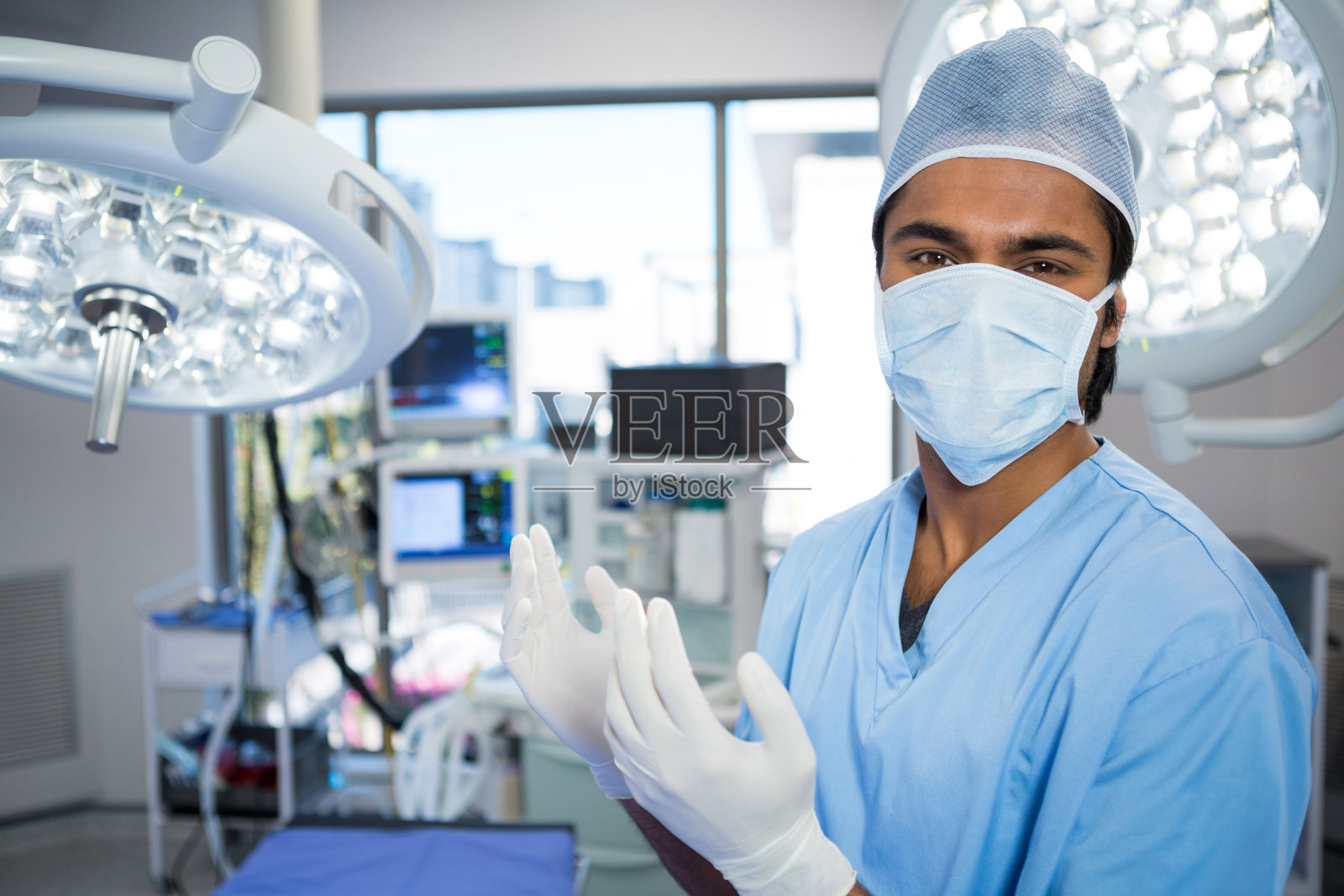 男性外科医生站在手术室里的肖像照片摄影图片