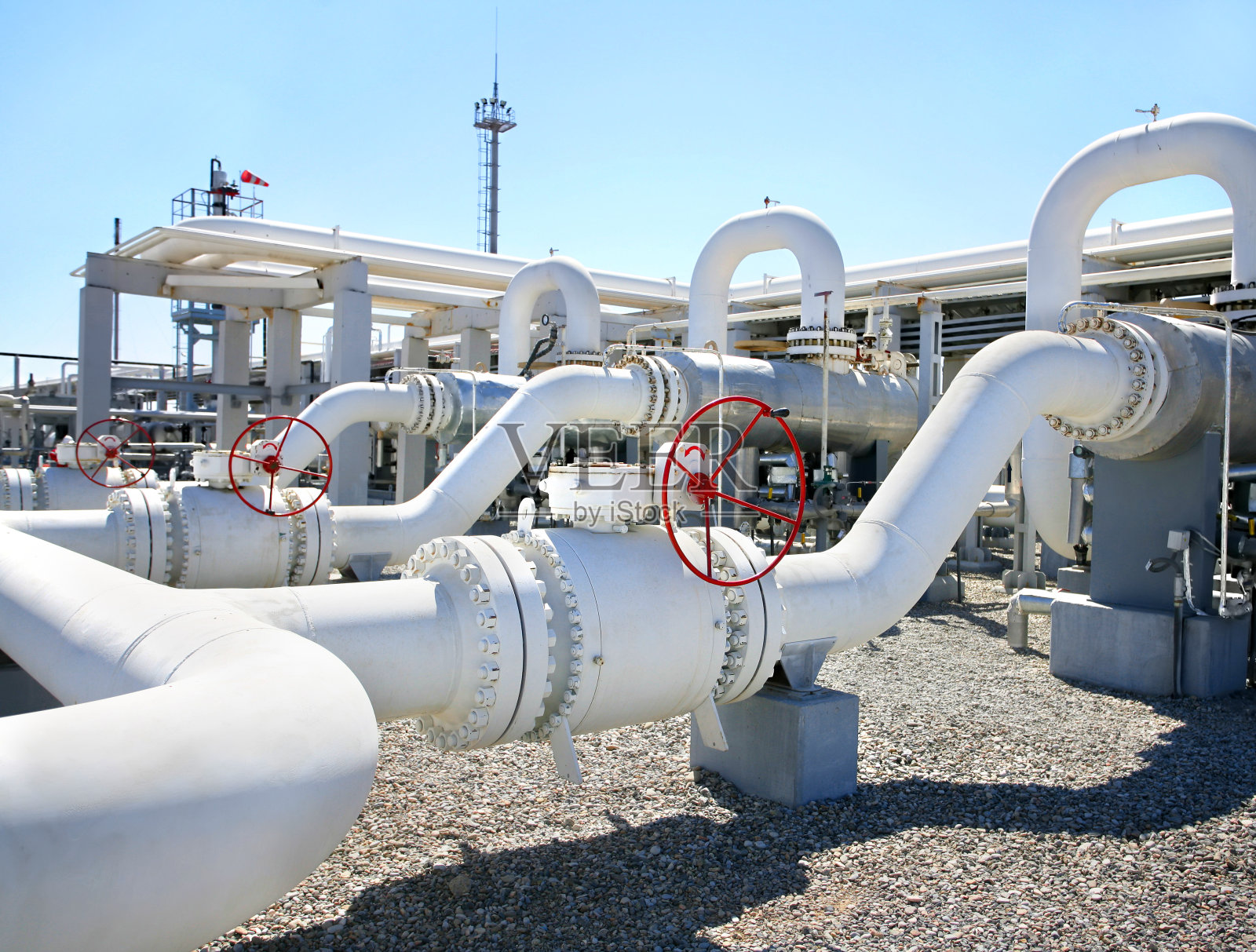 巨大的白色管道在石油天然气加工厂的特写照片摄影图片