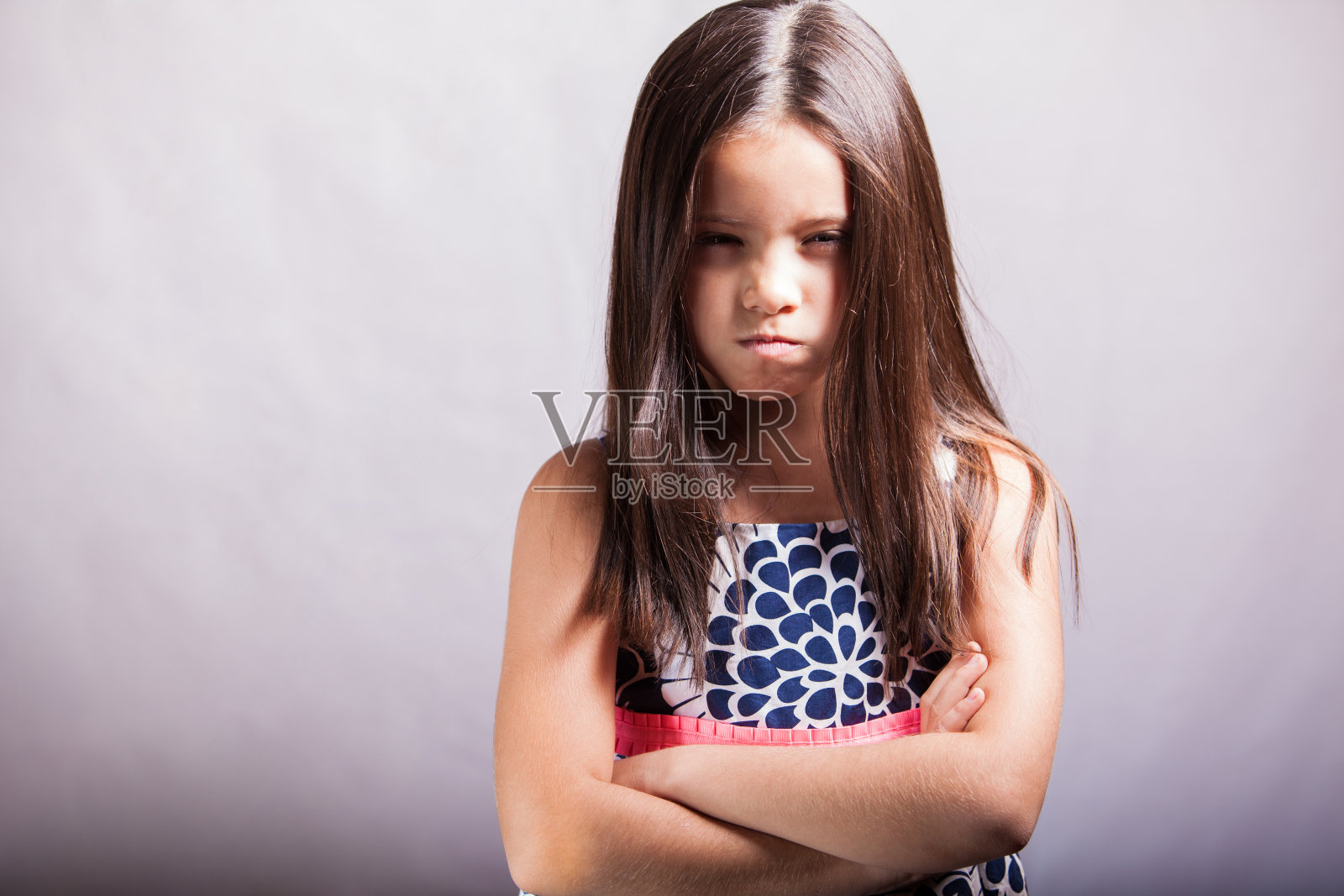 非常生气的小女孩照片摄影图片