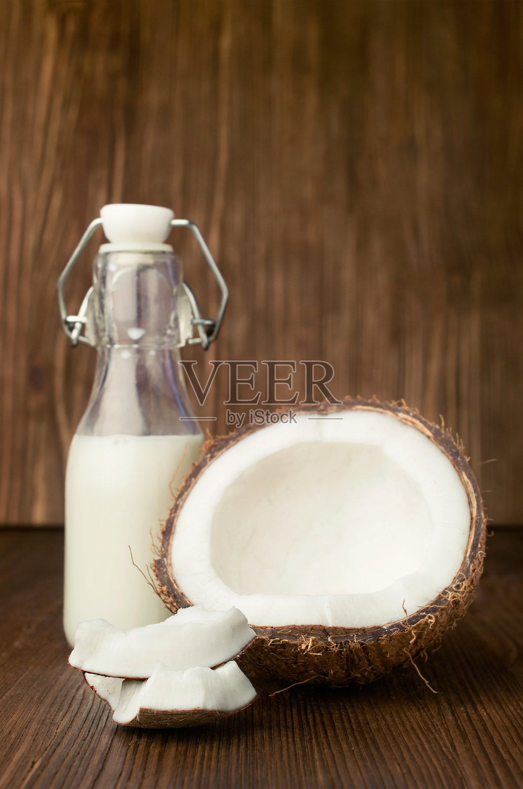 玻璃瓶里的椰子和牛奶照片摄影图片