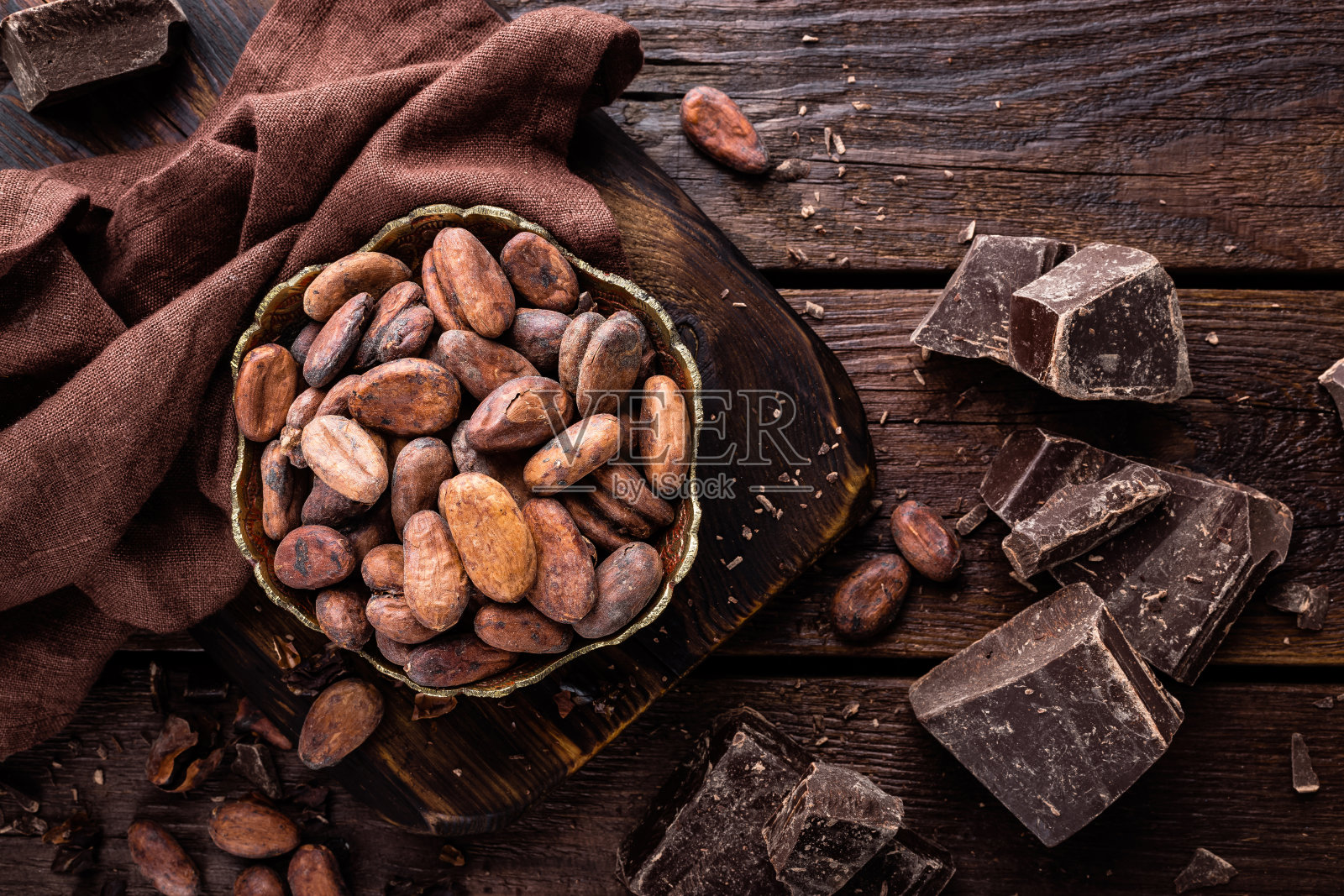 可可豆和巧克力的木制背景照片摄影图片