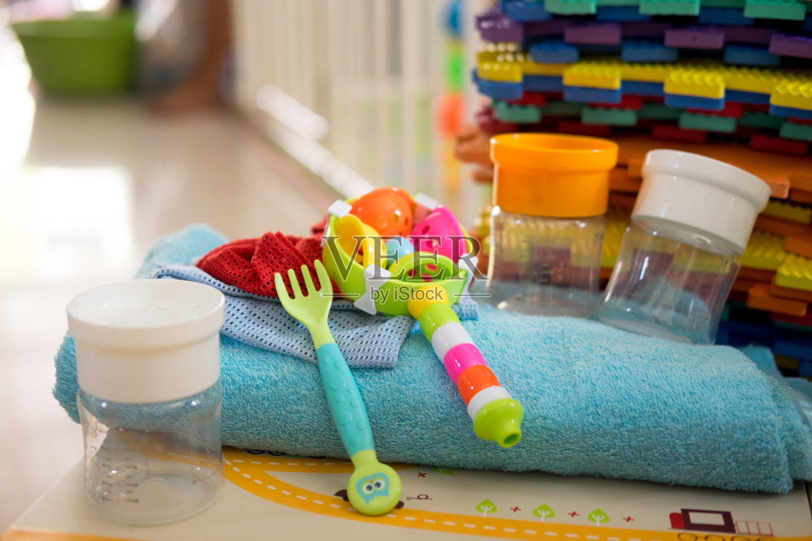 蓝色毛巾上的婴儿玩具和工具照片摄影图片