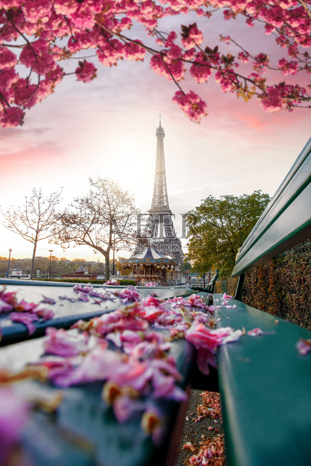 在法国巴黎的春天，埃菲尔铁塔照片摄影图片