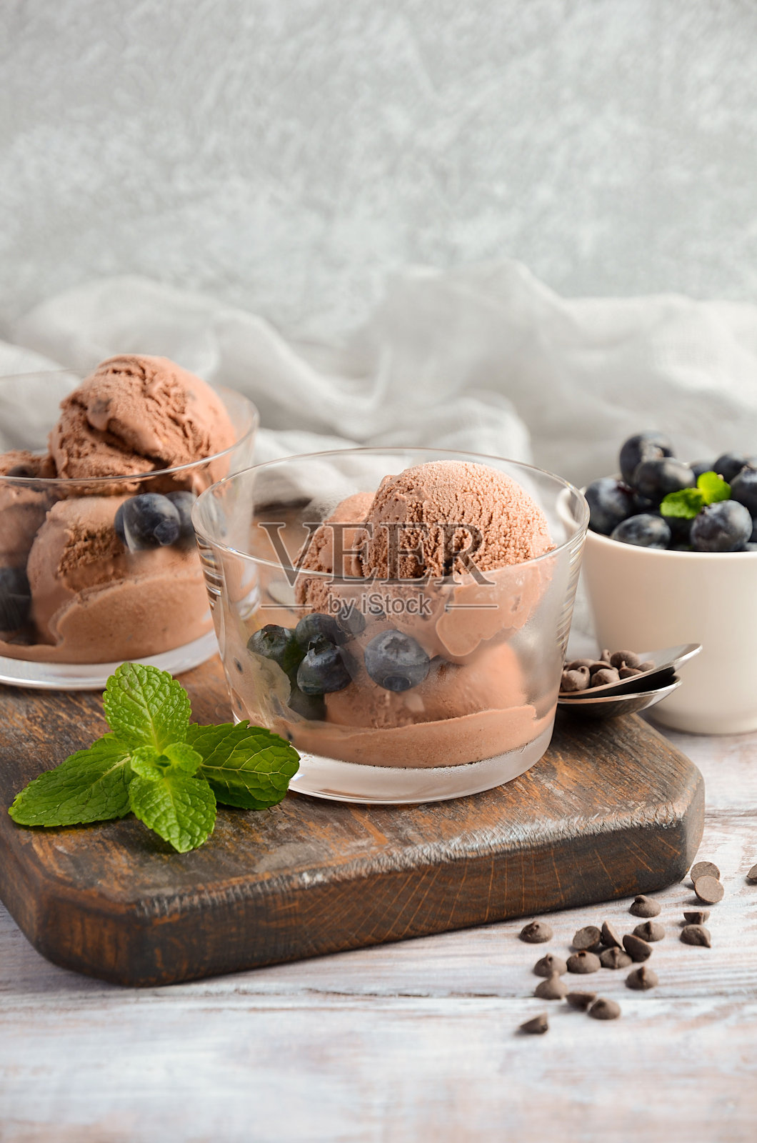 巧克力冰淇淋加蓝莓照片摄影图片