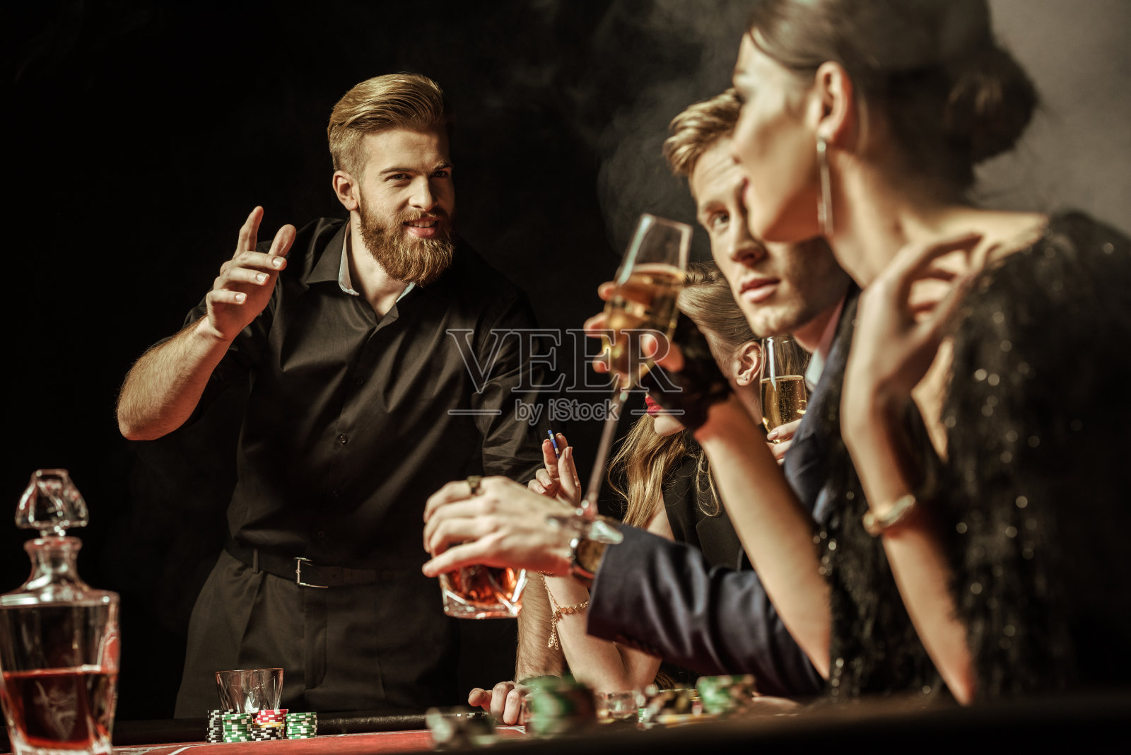 从侧面看男人和女人在赌场玩扑克照片摄影图片