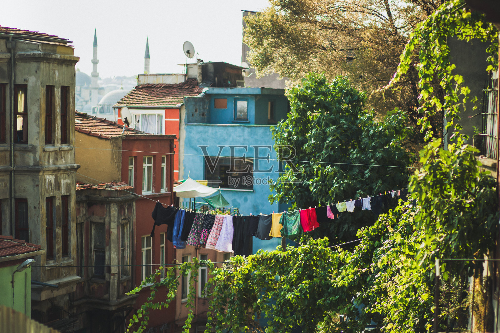 伊斯坦布尔的街道上正在晾晒衣服照片摄影图片
