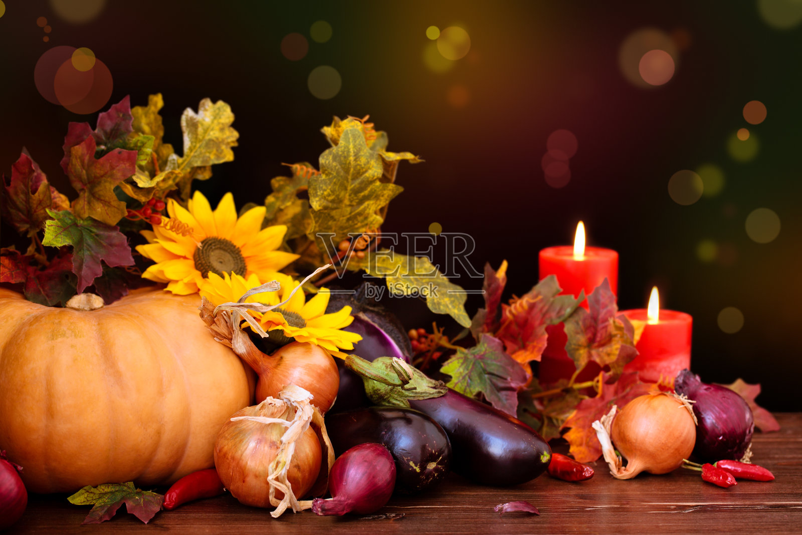 秋天的蔬菜和蜡烛。照片摄影图片