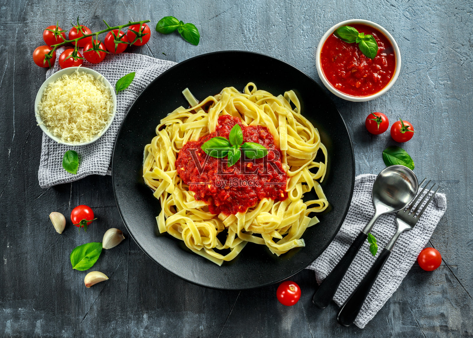 自制热意大利面，配上意大利调味汁，罗勒，大蒜，西红柿，帕尔马干酪。照片摄影图片