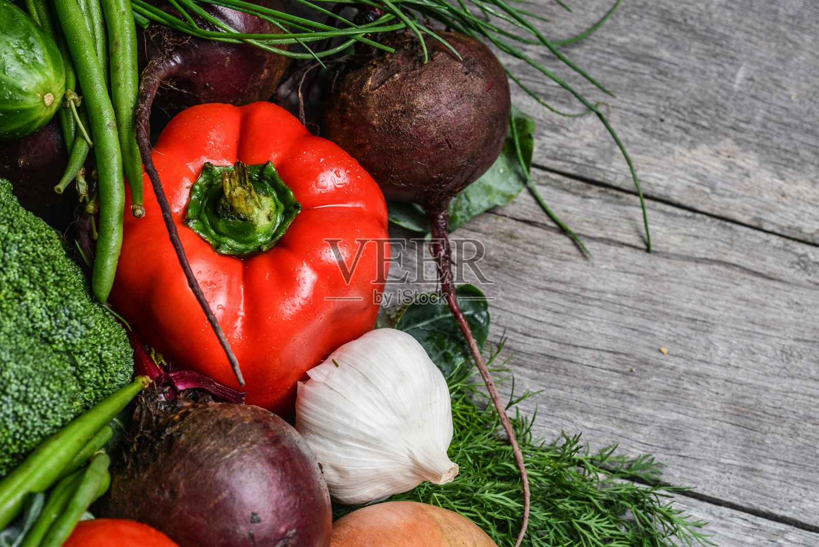 新鲜蔬菜，萝卜芽，洋葱，西兰花，甜菜，黄瓜，西红柿照片摄影图片