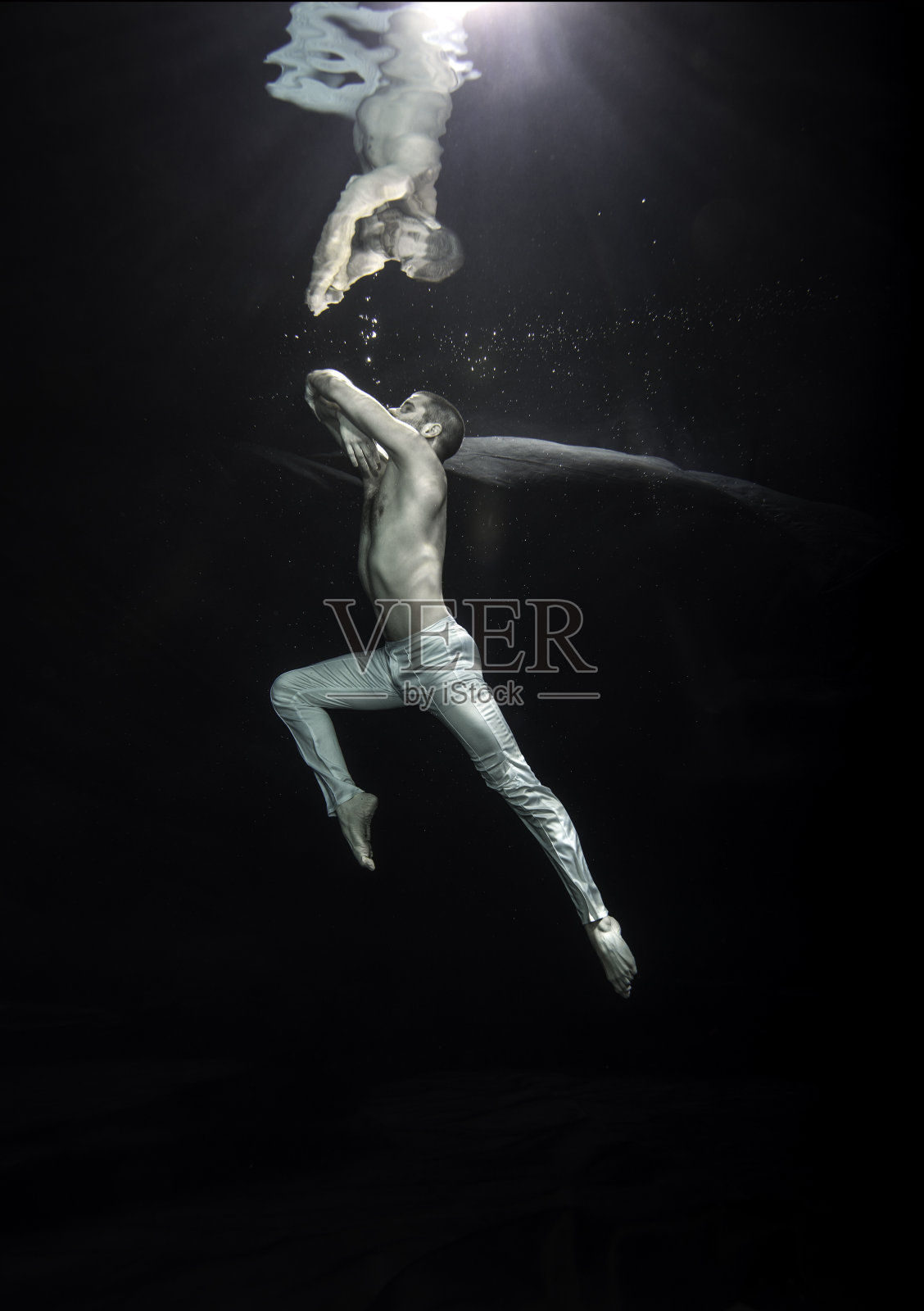 水下的年轻男芭蕾舞演员照片摄影图片