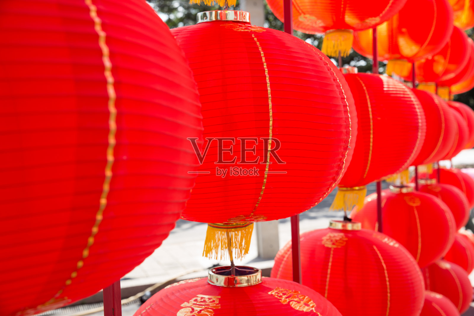 中国新年庆祝活动用红灯笼装饰。照片摄影图片