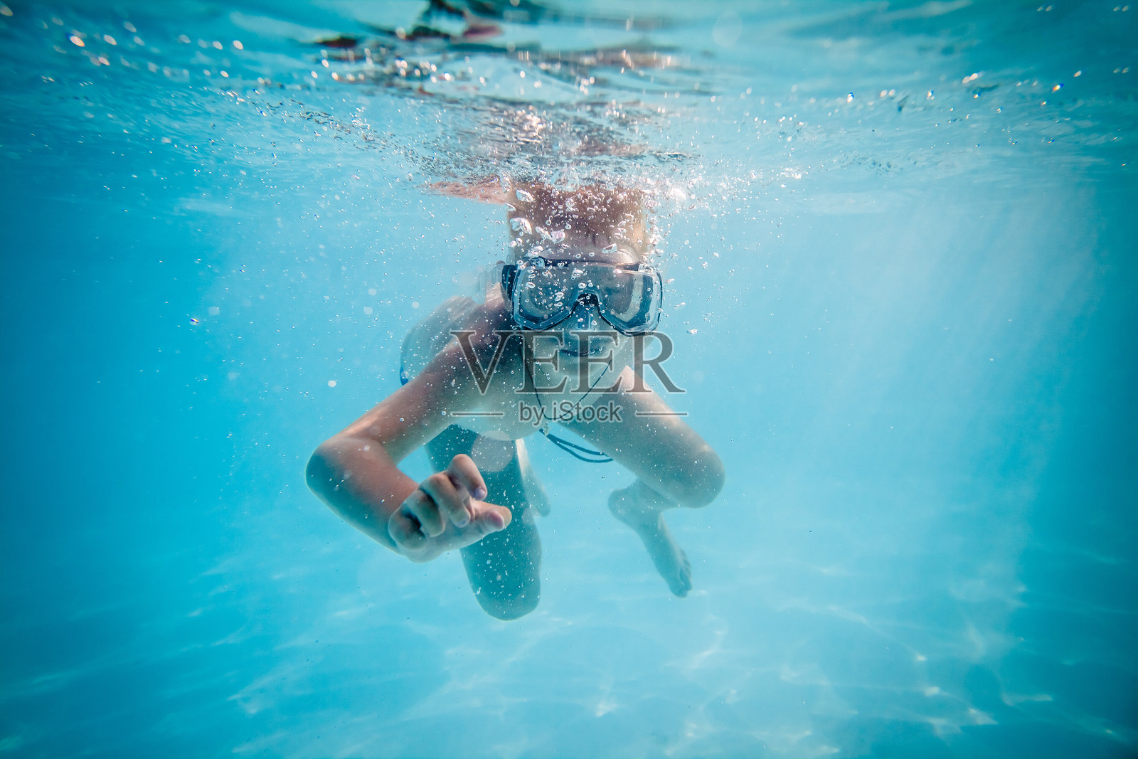 在水下游泳的男孩照片摄影图片
