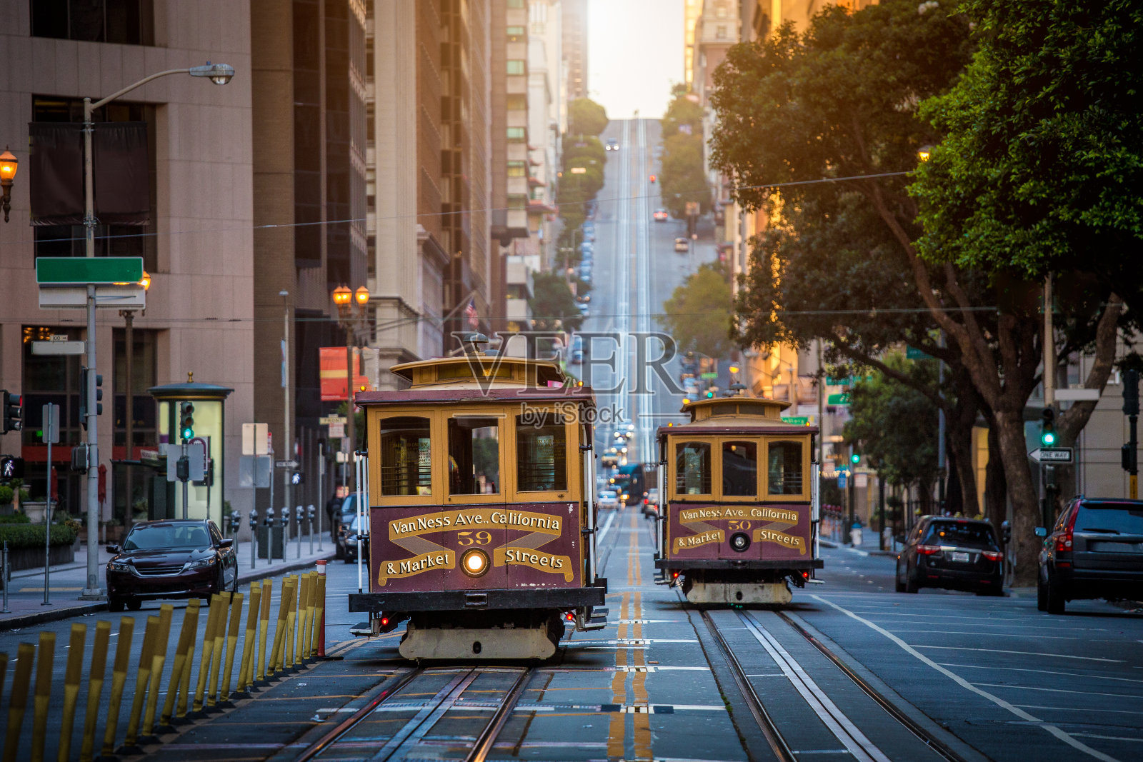 美国加州日出时加州大街上的旧金山缆车照片摄影图片