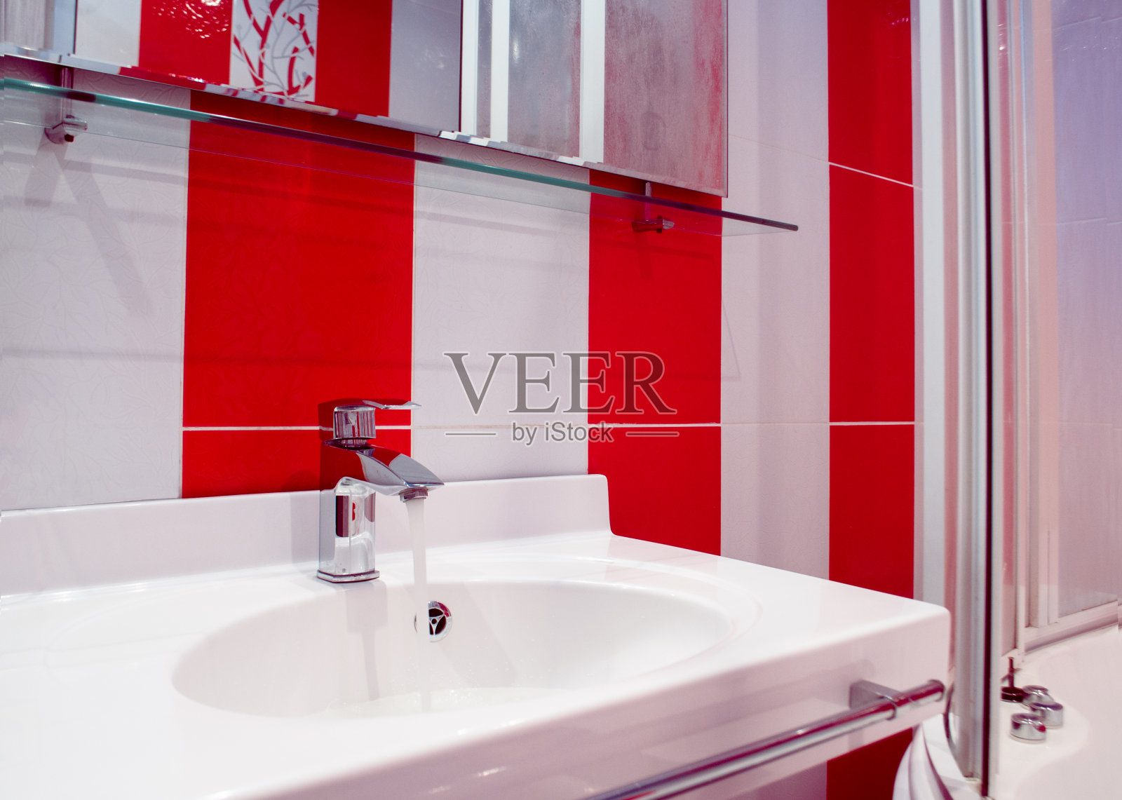 明亮的浴室内部在红色和白色的颜色照片摄影图片