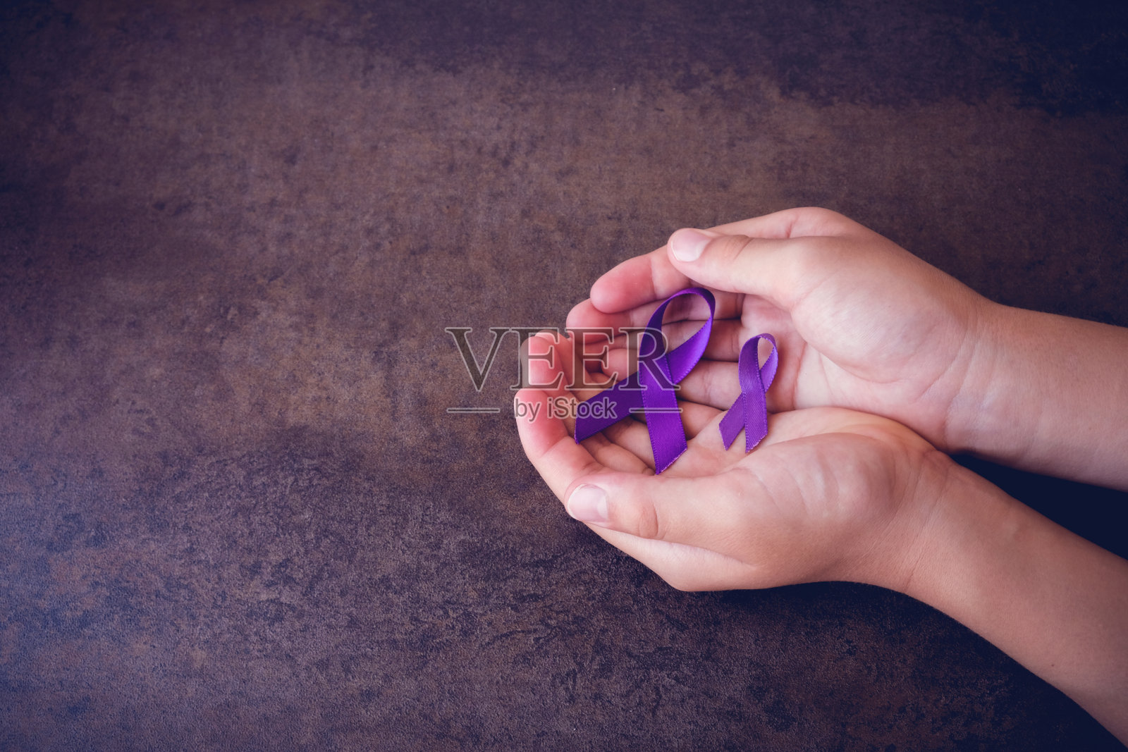 手握紫色丝带，色调复制空间背景，阿尔茨海默病，胰腺癌，癫痫意识，霍奇金淋巴瘤意识照片摄影图片