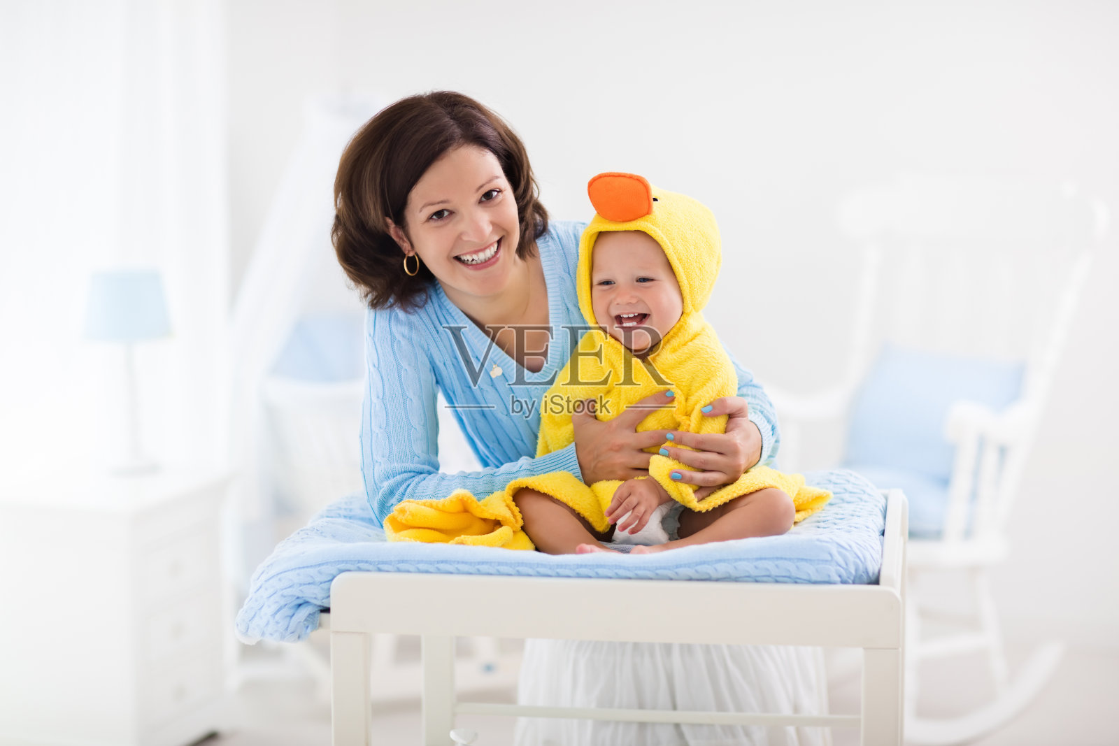 母亲和婴儿洗澡后用毛巾照片摄影图片
