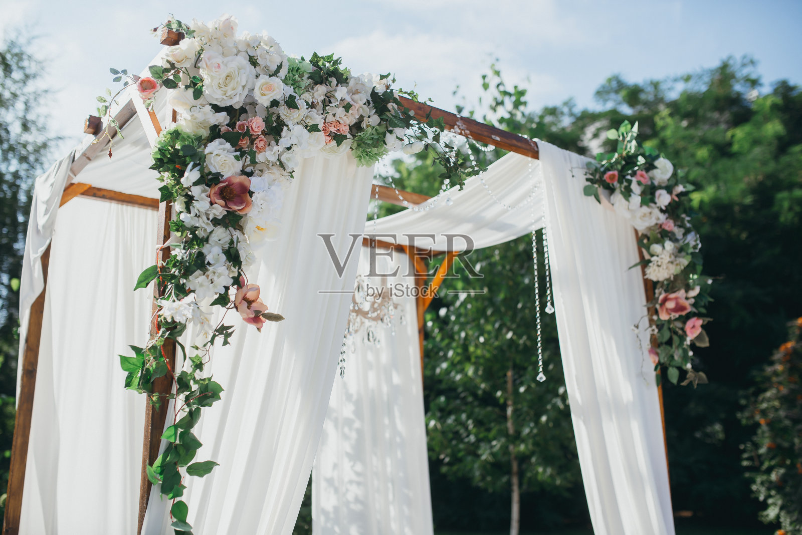 婚礼装饰仪式上吊灯上的拱形鲜花照片摄影图片