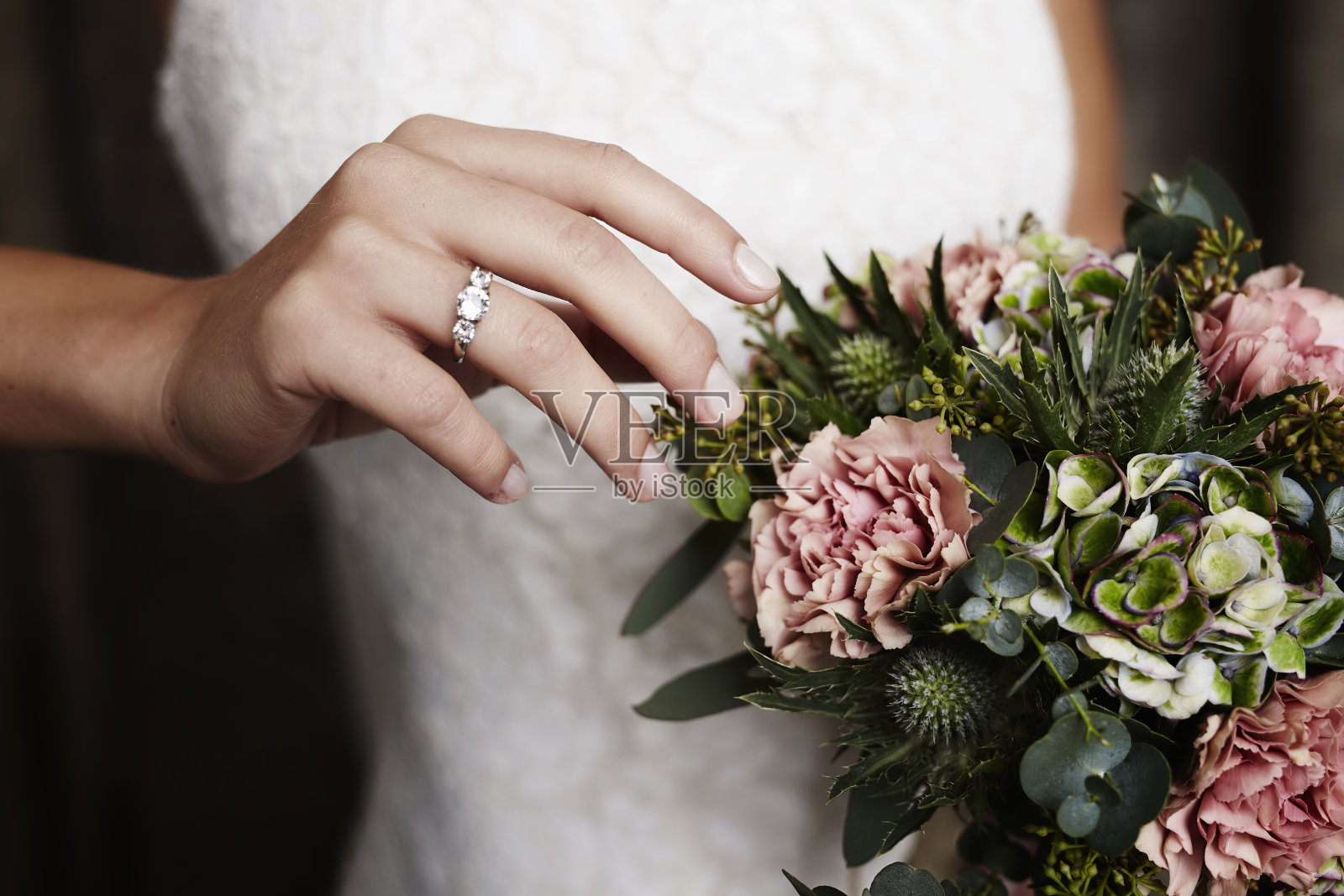 结婚戒指和鲜花照片摄影图片