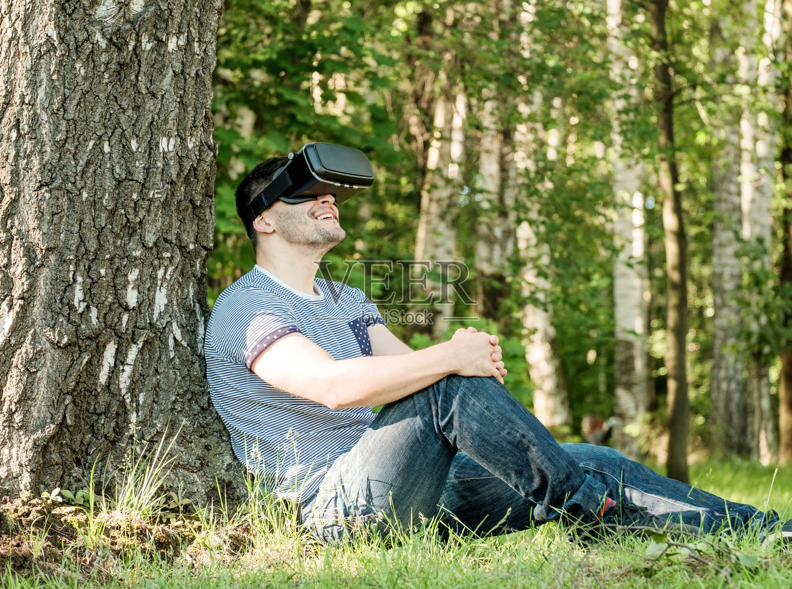 公园里戴着虚拟现实头盔的男子照片摄影图片