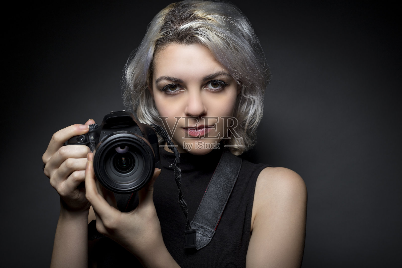女性摄影师使用单反相机照片摄影图片