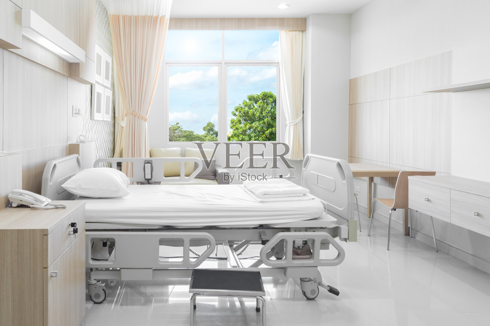 病房配有病床和舒适的医疗设备照片摄影图片