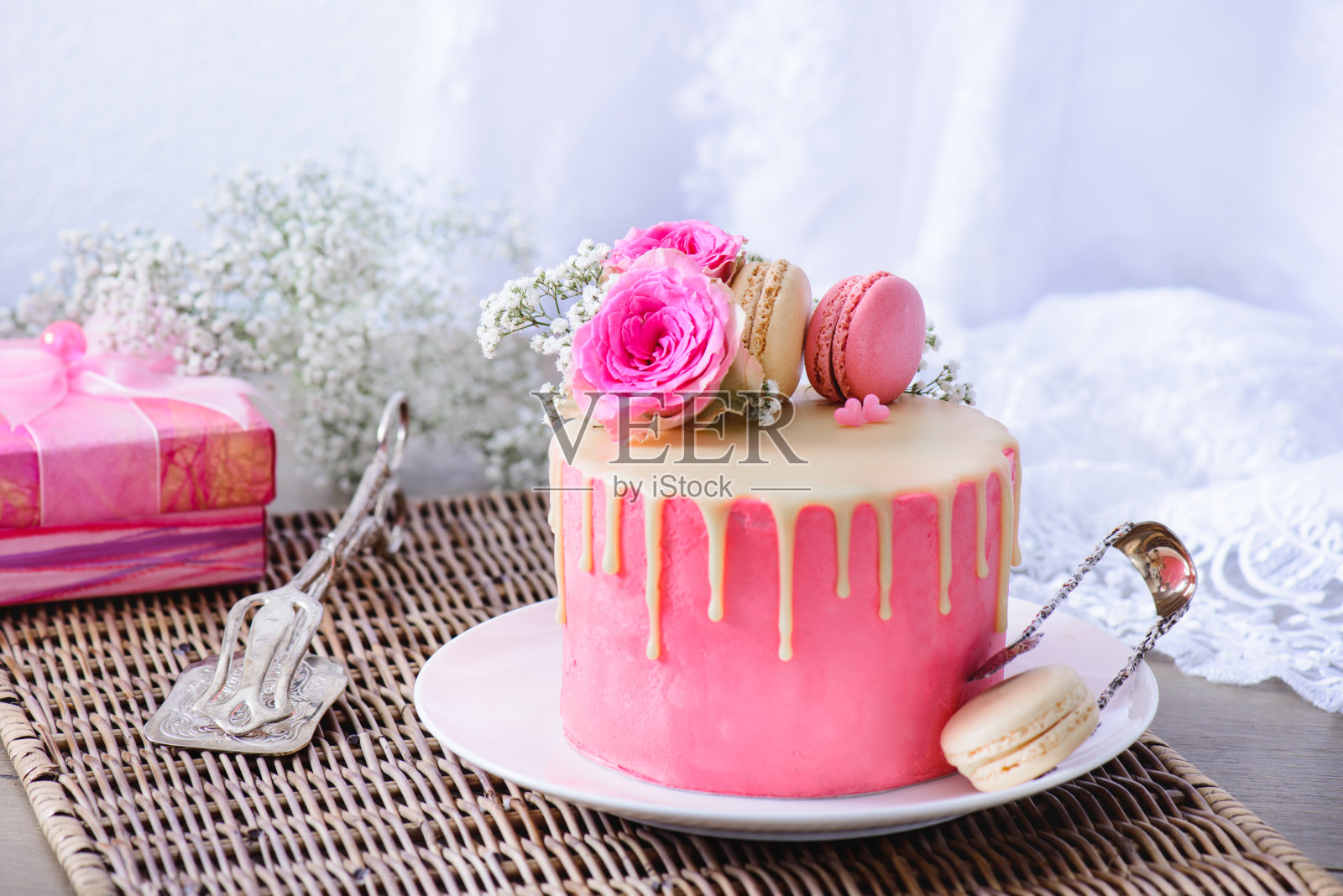 粉色蛋糕和礼物照片摄影图片