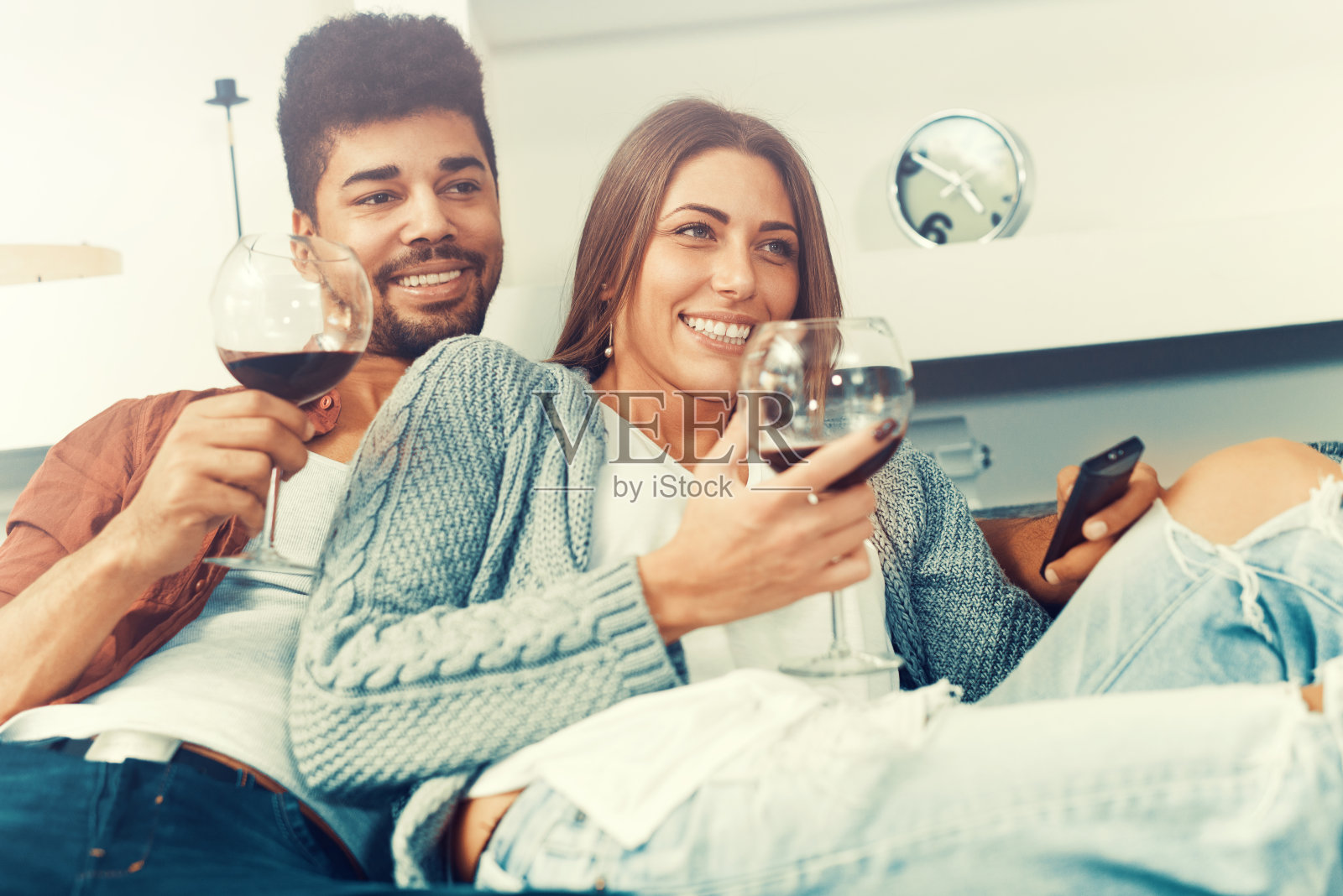 一个年轻夫妇在家里享受葡萄酒的特写照片摄影图片