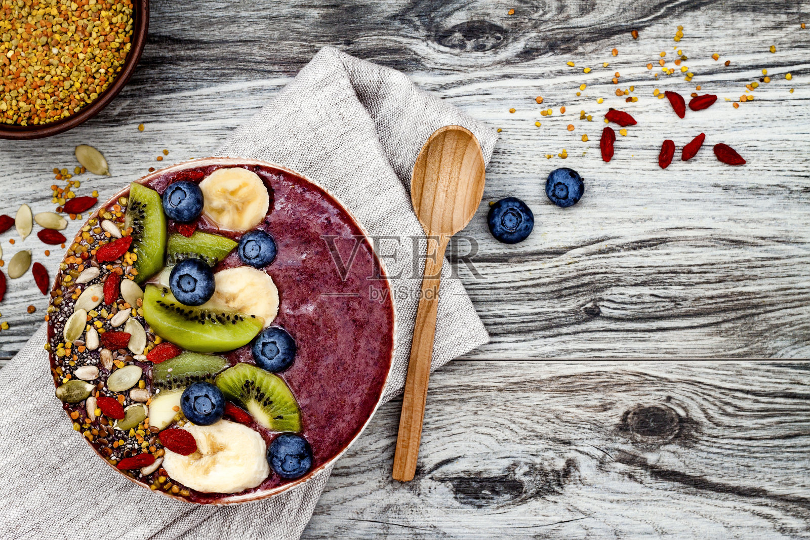 巴西莓早餐超级食物奶昔碗加奇亚籽，蜂花粉照片摄影图片