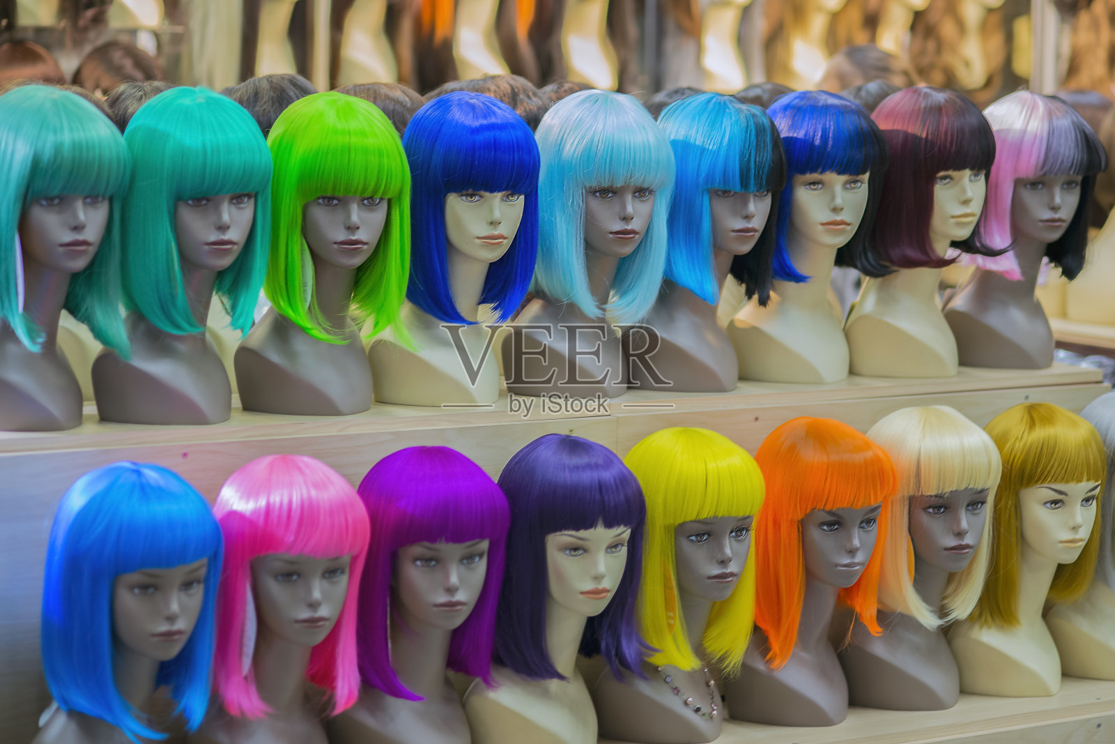 曼谷唐人街商店橱窗里五颜六色的假发照片摄影图片
