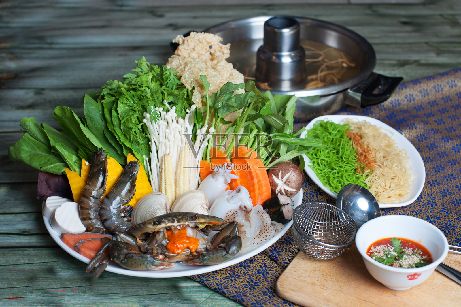 特色海鲜火锅有虾，蟹，蔬菜，蛤和照片摄影图片
