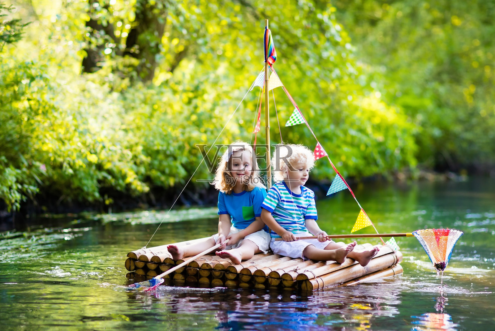 木筏上的孩子照片摄影图片