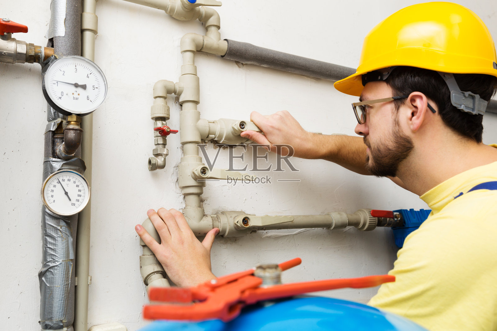 水管工负责水和暖气系统的维护工作照片摄影图片
