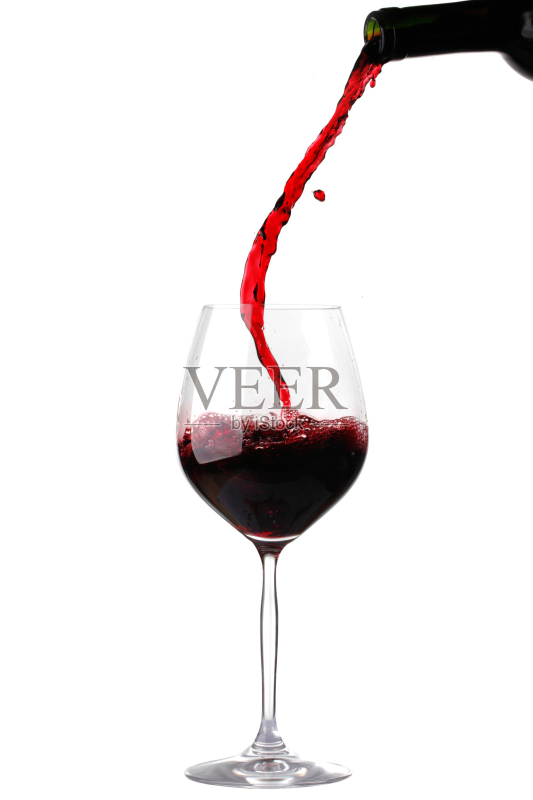 在白色背景下，红酒倒入玻璃杯中照片摄影图片