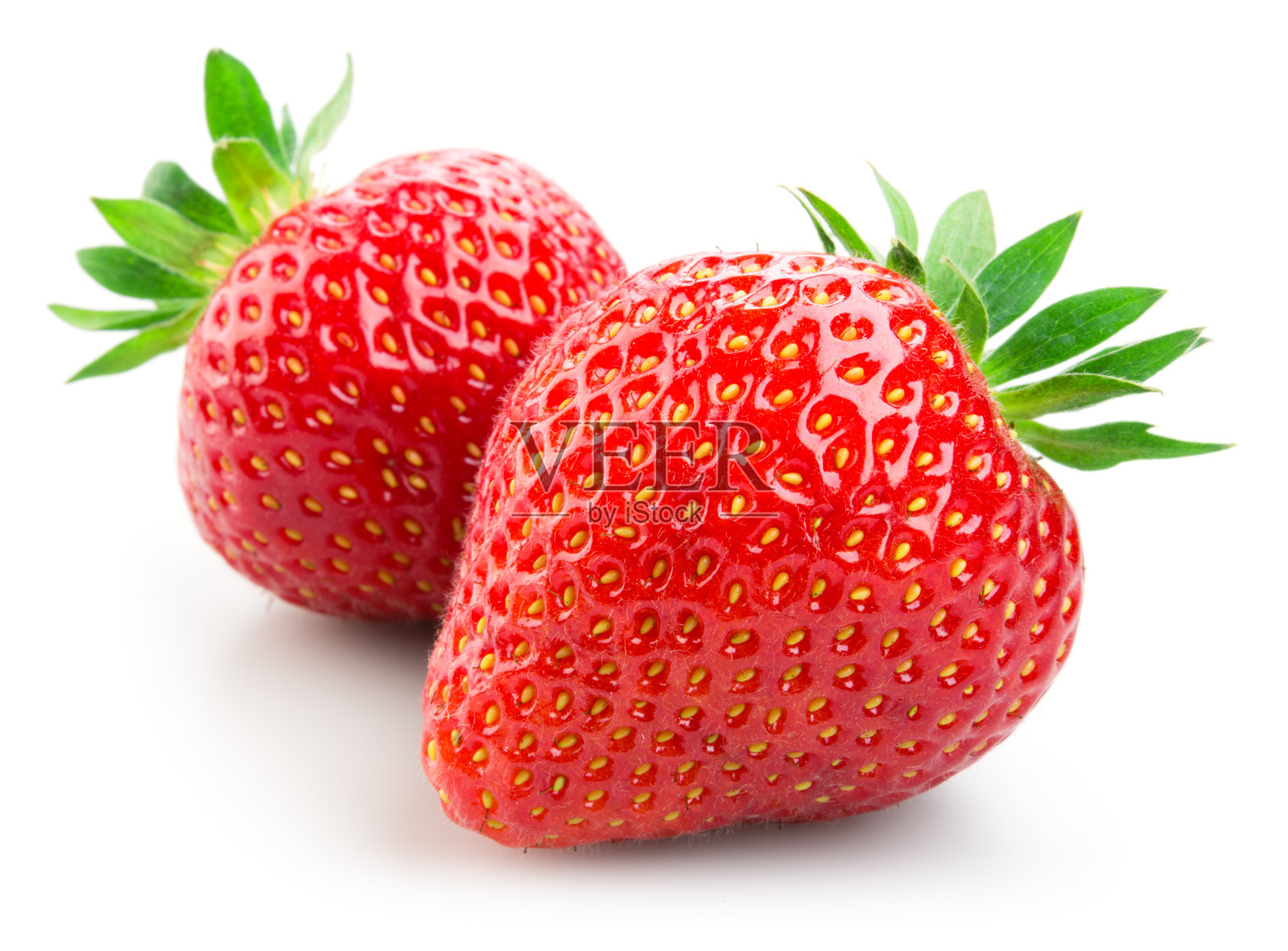 两颗草莓孤立在白色背景上照片摄影图片