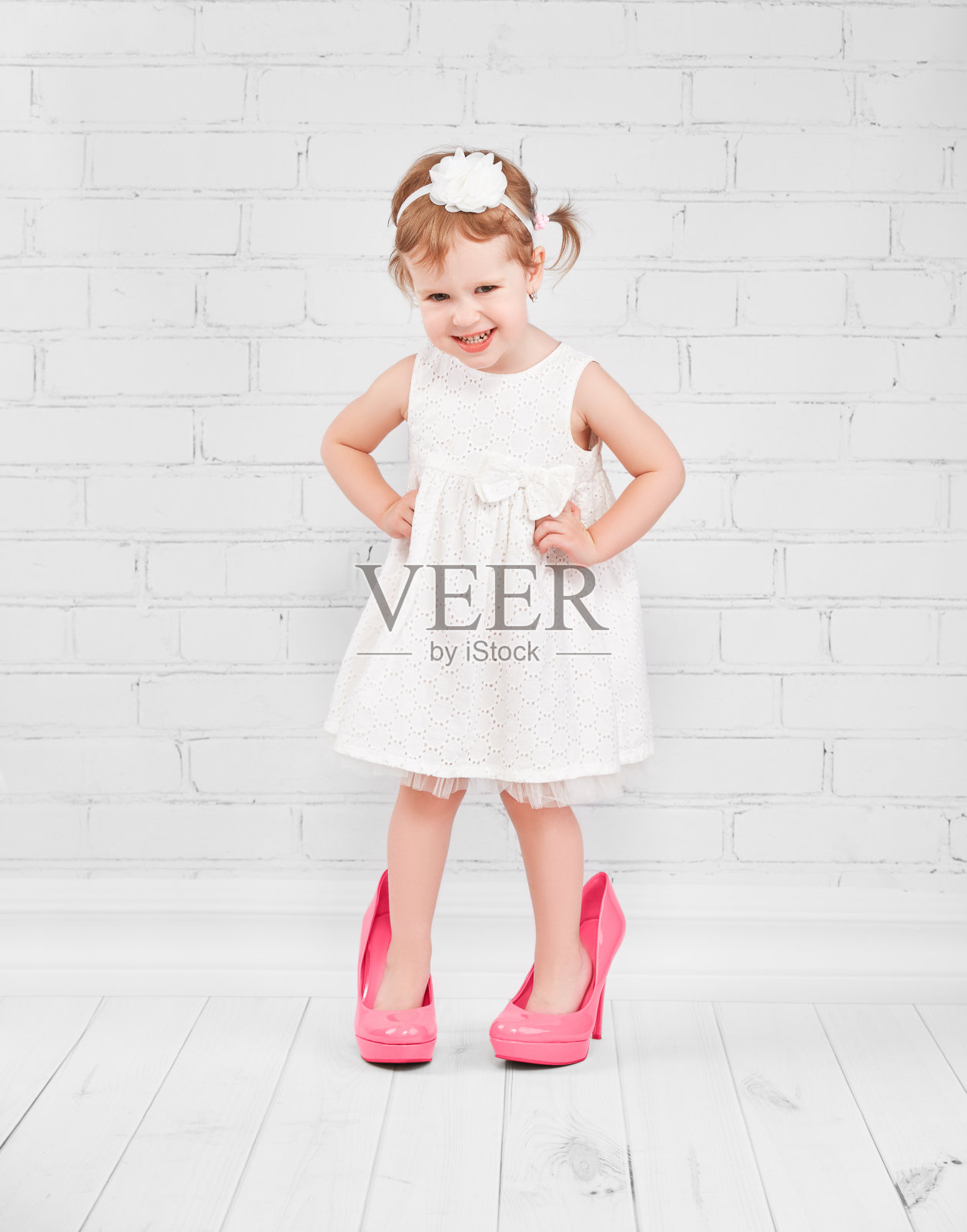 穿着粉色大高跟鞋的时尚小女孩照片摄影图片