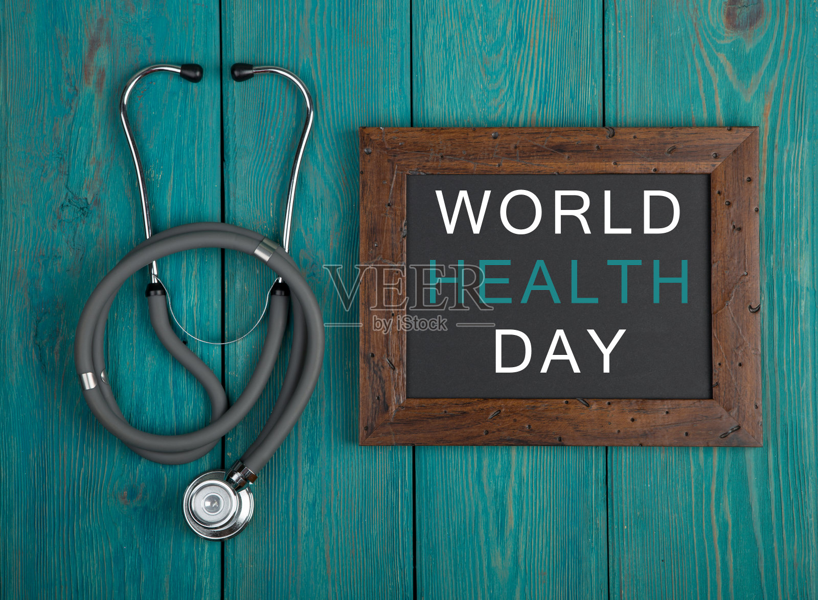 黑板上写着“世界卫生日”和听诊器照片摄影图片