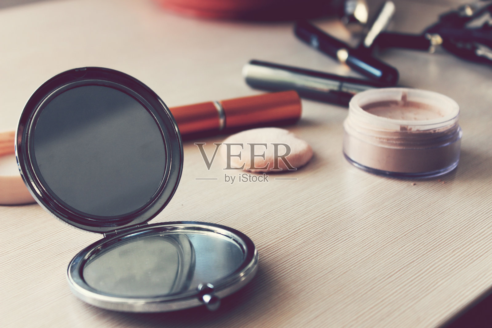 镜子，粉末和其他化妆品在桌子上照片摄影图片